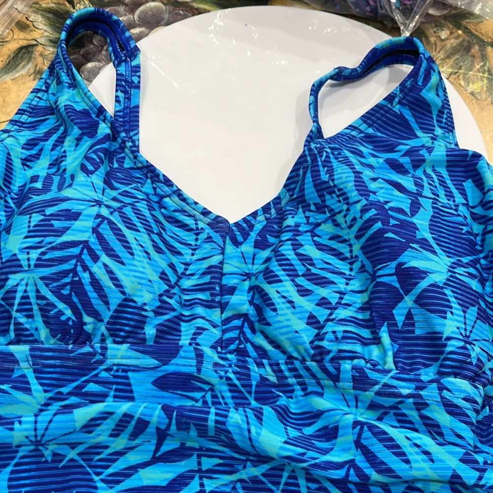 TYR SIZE 16 DURAFAST ELITE UPF50 WOMEN PERFORMANCE BRAND NEW MONACO VNECK BLUE - Picture 1 of 4